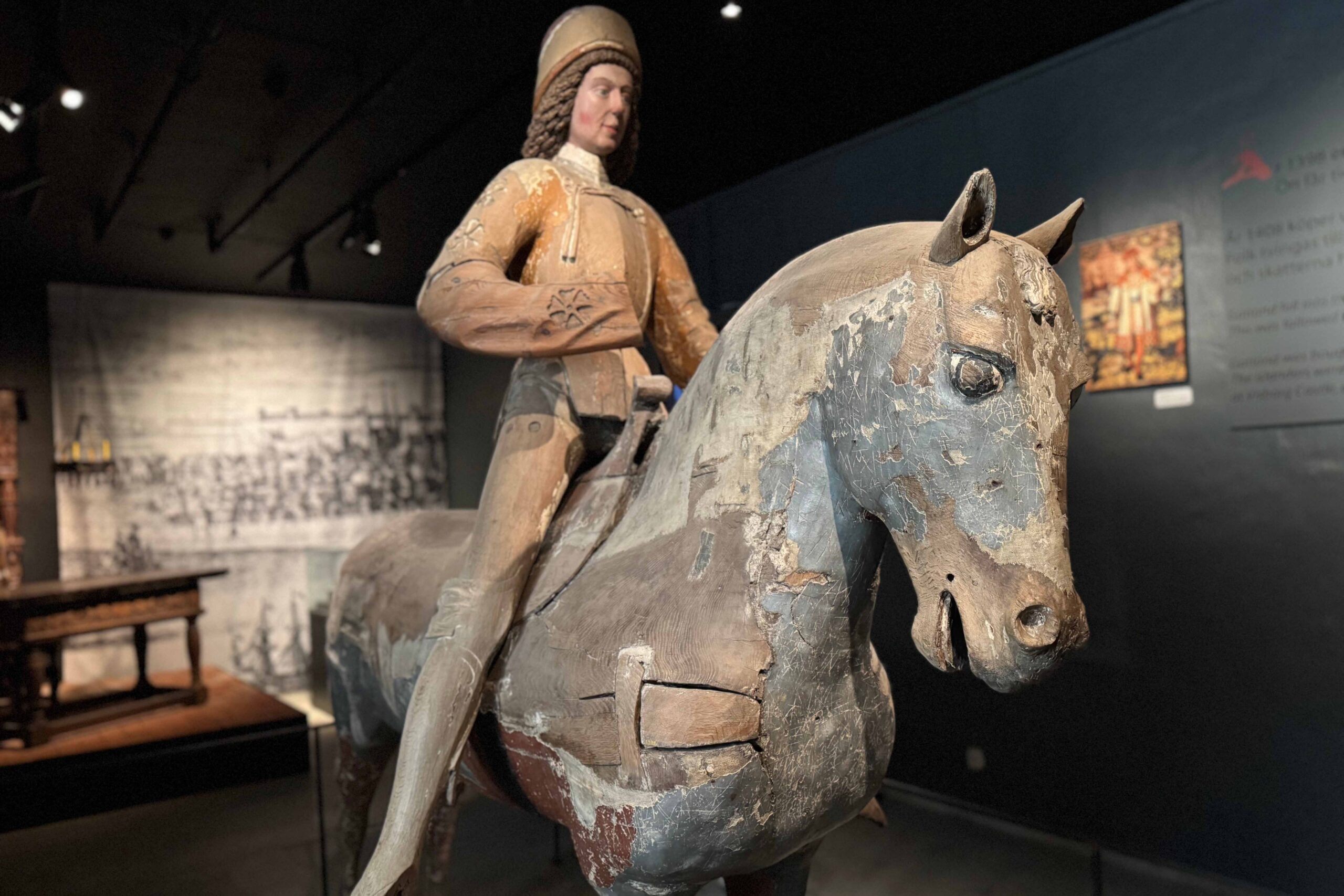 Ryttarstaty. På ett museum. Ryttare till häst. Gjord i trä.