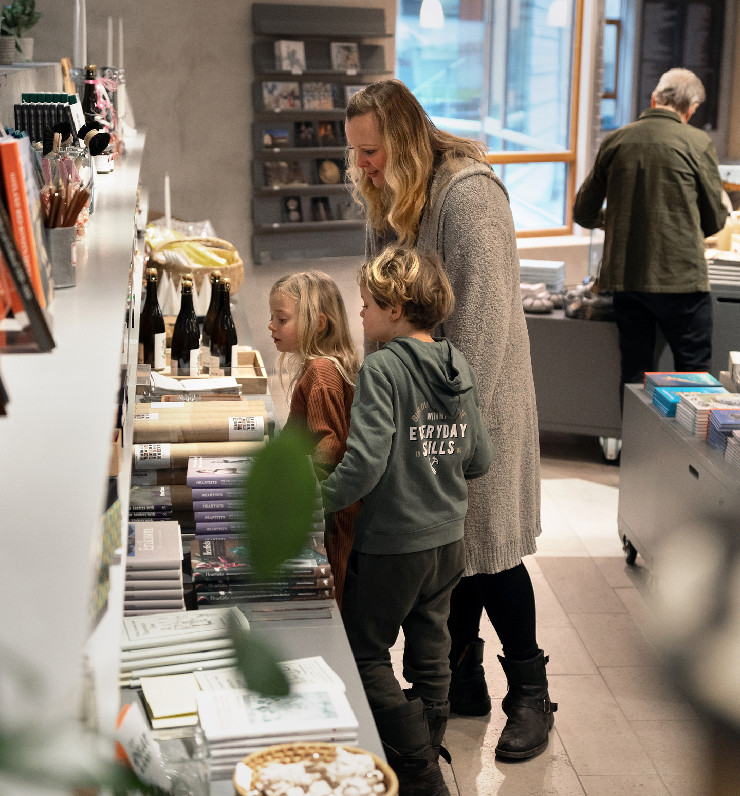 Mamma med två barn kollar i Museibutiken