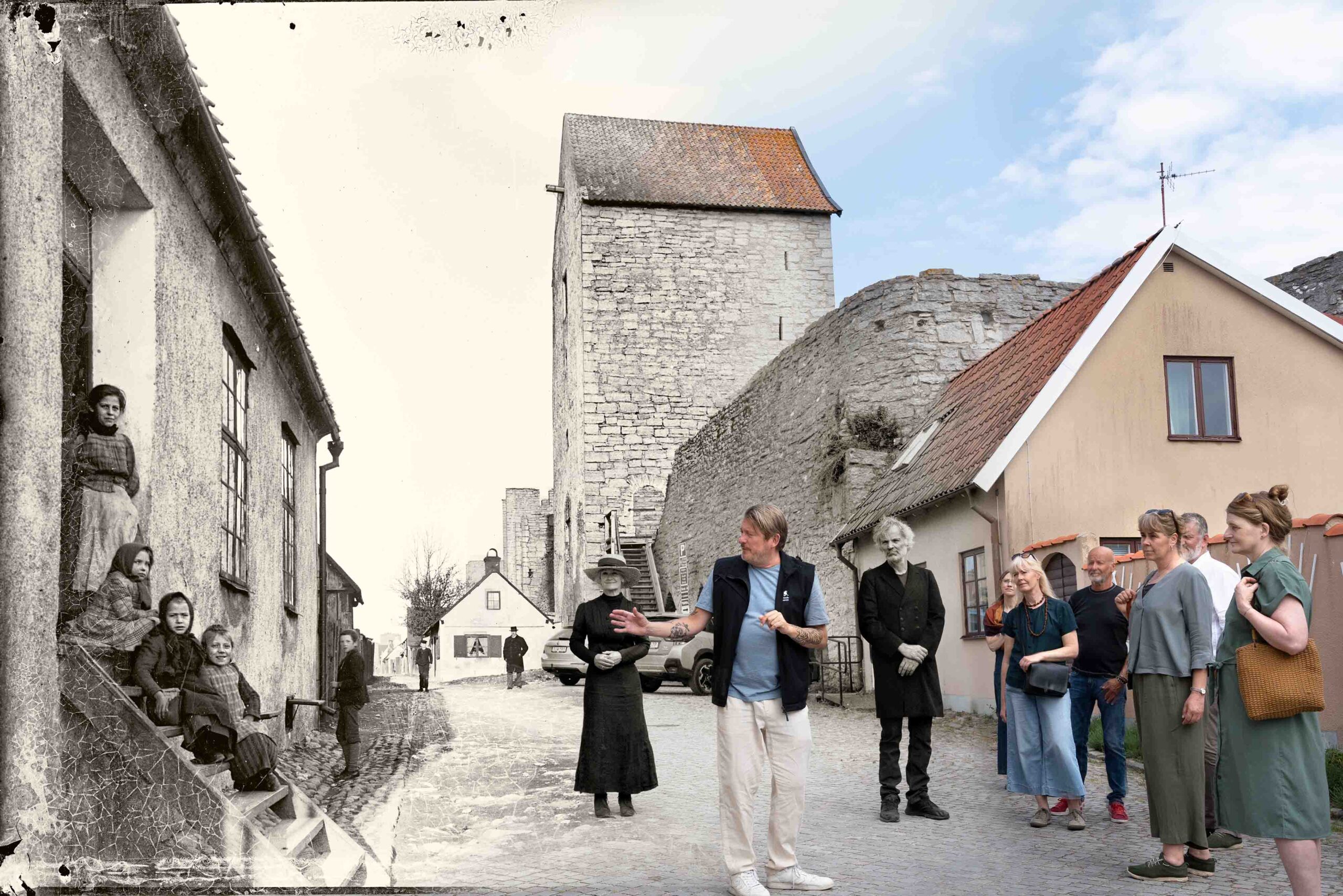 En gatubild blandar ett historiskt svartvitt foto av kvinnor och barn på stentrappor med ett modernt färgfoto av människor och en guide, mot gamla stenbyggnader och ett torn under en blå himmel.