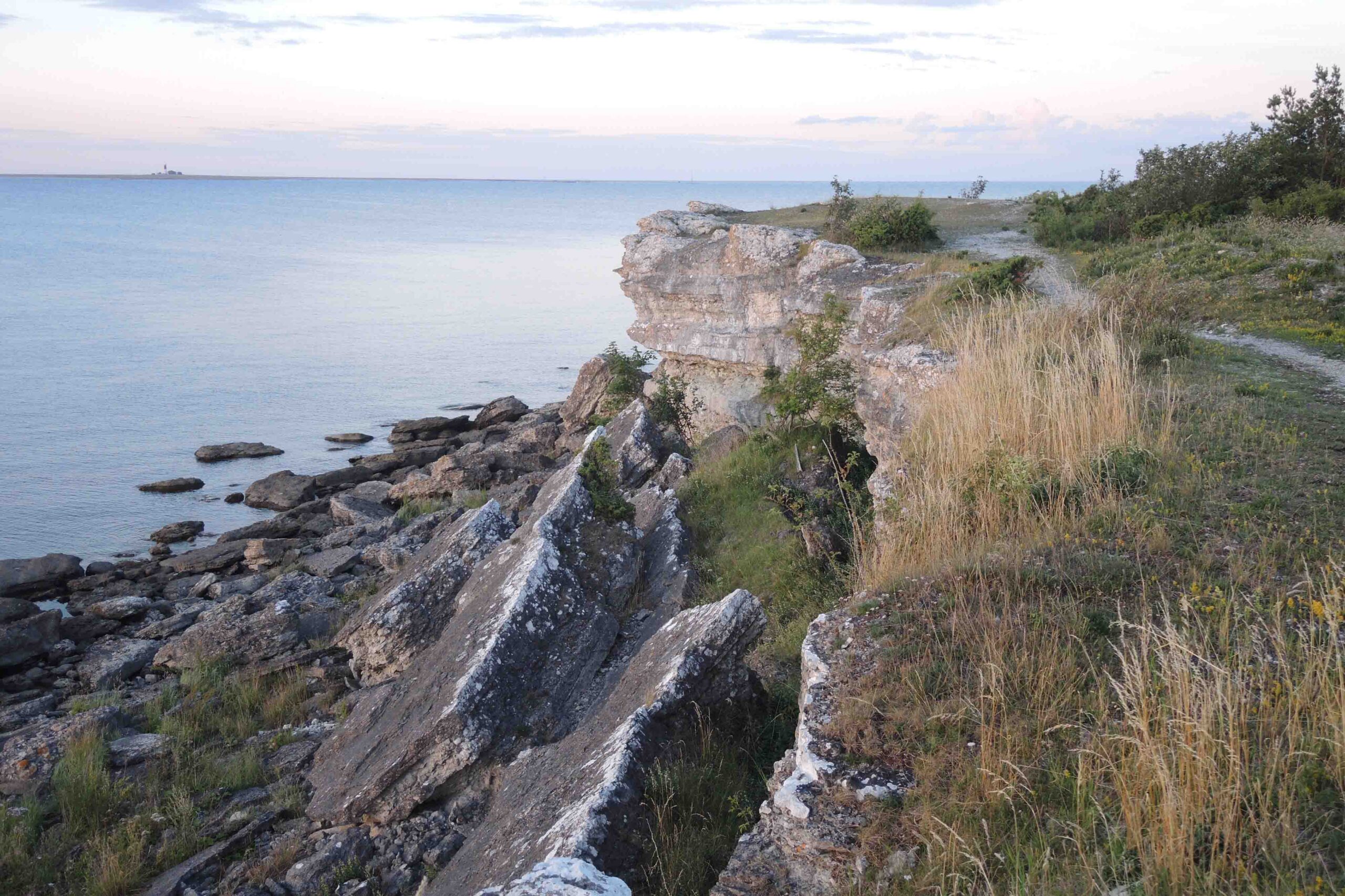 Stig längs med klippor som sluttar mot havet