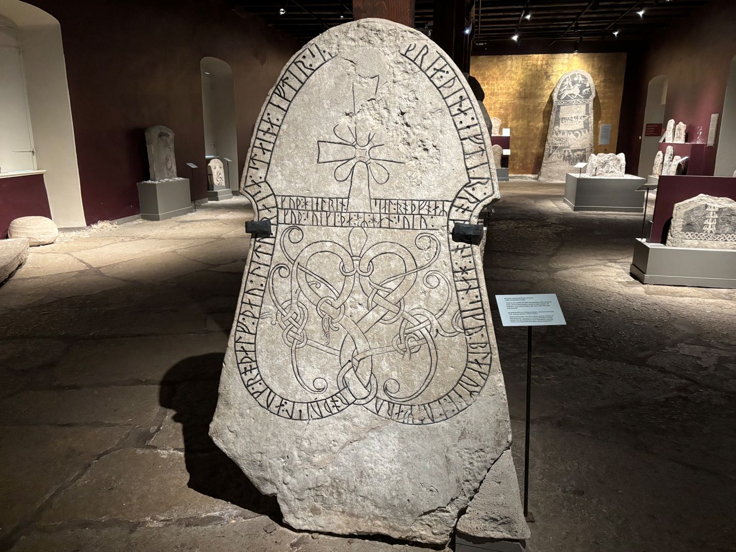 En runsten på ett museum.