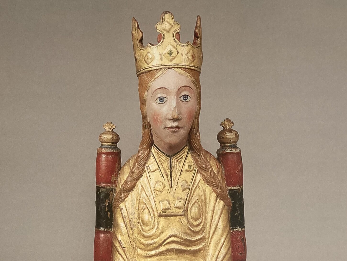 En medeltida madonna. Träskulptur.