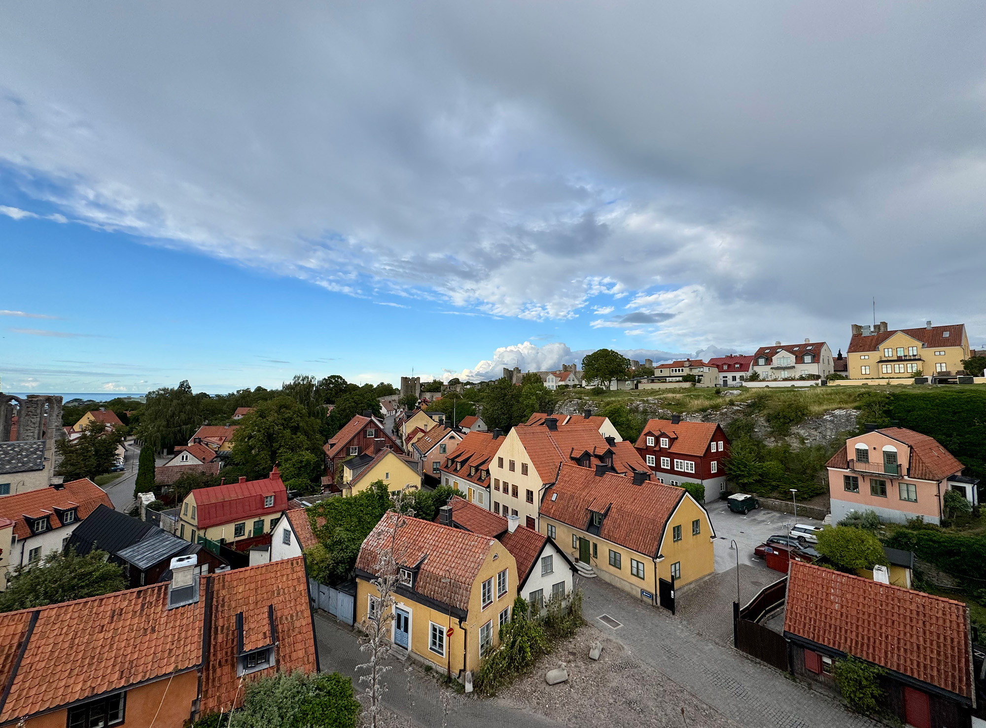 Visby. Taget från ett hustak. Mängder av hus, tegeltak. Himmel bakom.