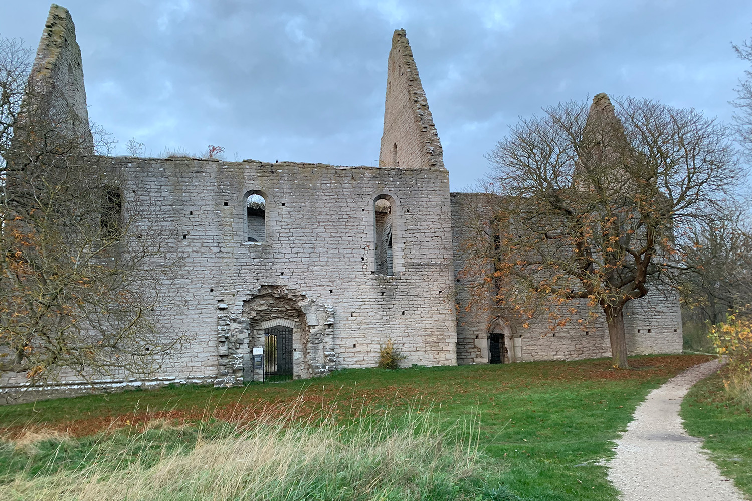 En kyrkoruin. Gotland.