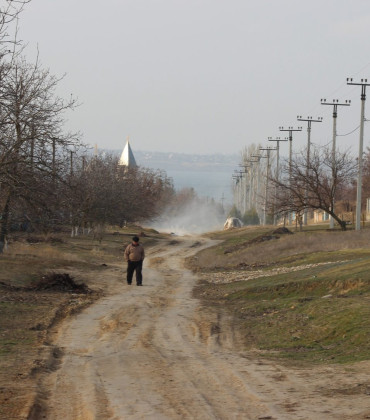 En man som går på en grusväg i Ukraina.