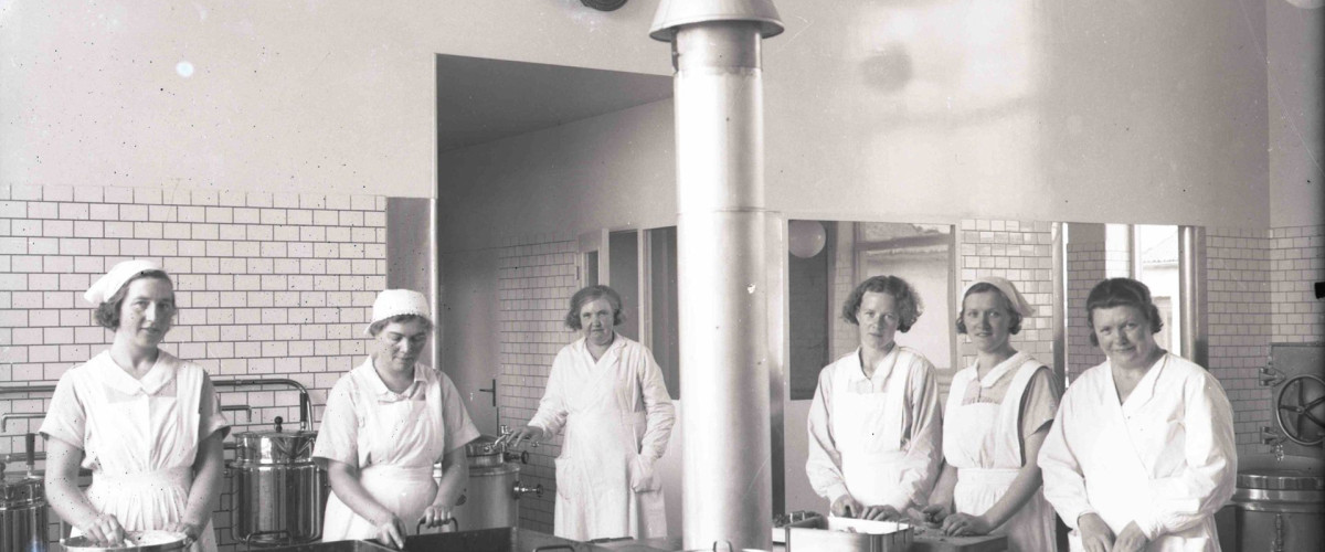 Några kvinnor som arbetar i ett sjukhuskök. Svartvit bild från 1940-talet.