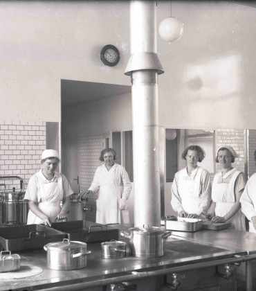 Några kvinnor som arbetar i ett sjukhuskök. Svartvit bild från 1940-talet.