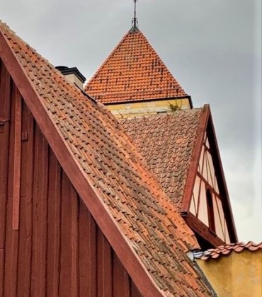 Medeltida hustak i Visby med tegel.
